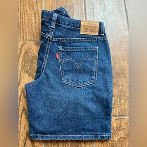 NWT Girls Levi’s Girlfriend MIDI Short Size 14 Regular